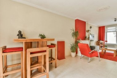 Ahşap masa ve rahat sandalyeler modern aydınlık düz mutfak mobilyalarının yanına yerleştirildi.