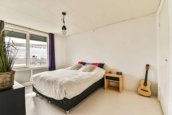 Kényelmes Ágy Borított Kockás Takaró Található Világos Hálószoba Modern Apartman — Stock Fotó