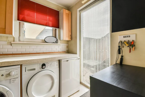 Αίθουσα Λέβητα Πολυκατοικίας Πλυντήρια Ρούχων Ένα Μικρό Δωμάτιο Μηχανολογικές Επικοινωνίες — Φωτογραφία Αρχείου