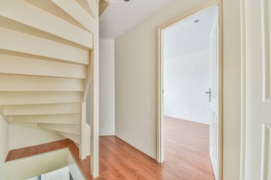 Evdeki boş ışık odasında, beyaz duvardaki plastik pencere ve radyatör.