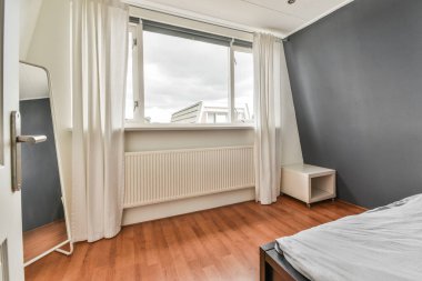 Beyaz duvarları ve tavan arasında açık banyosu olan çağdaş bir yatak odası.