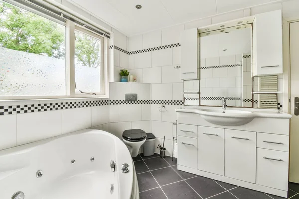ガラスパーティションの近くのタイル張りの壁に取り付けられたシャワー蛇口と自宅の洗面所の装飾用カーテン — ストック写真