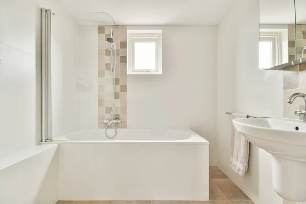Witte Badkuip Met Metalen Kraan Moderne Badkamer Minimale Stijl Appartement — Stockfoto