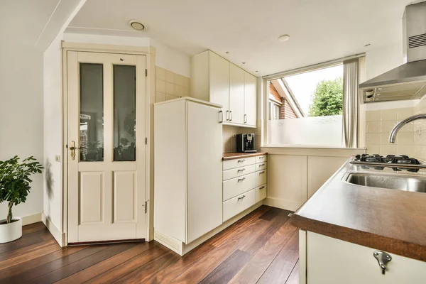 Interieur Van Moderne Keuken Met Stijlvolle Witte Kasten Apparaten Buurt — Stockfoto
