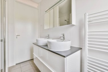 Duşlu ve tuvaletli çağdaş banyonun içi en az düzlükte.