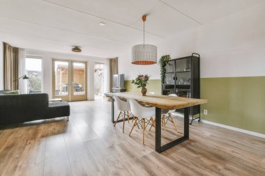 Soba ve fırını olan tezgahlar evdeki yemek odasının yanındaki modern mutfağa yerleştirildi.