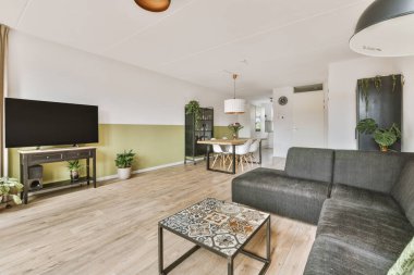 Soba ve fırını olan tezgahlar evdeki yemek odasının yanındaki modern mutfağa yerleştirildi.