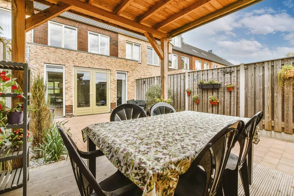 Neat Paved Patio Sitting Area Small Garden Wooden Fence — Fotografia de Stock