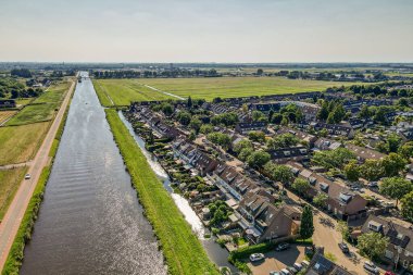 Yüksek binaların ve ağaçların panoramik görüntüsü
