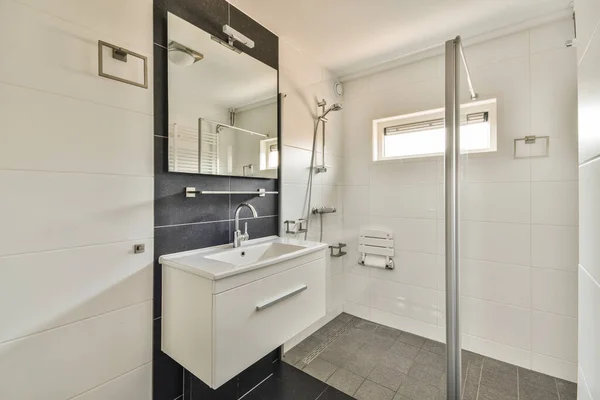 白色墙壁 大镜子近水池 灯具照明的小浴室的风格室内设计 — 图库照片