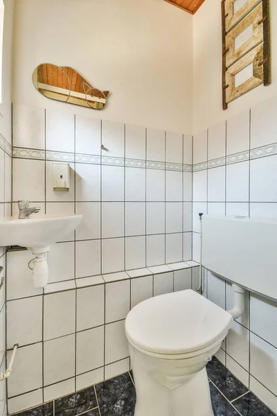 Colgado Pared Pequeño Lavabo Esquina Cuarto Baño Con Azulejo Beige — Foto de Stock