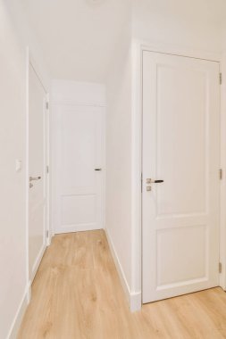 Evdeki boş ışık odasında, beyaz duvardaki plastik pencere ve radyatör.