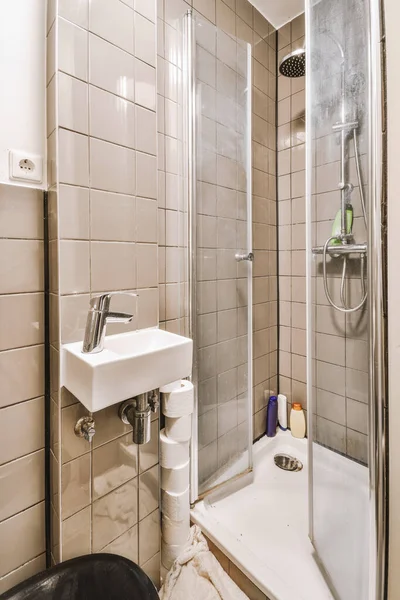 Sinks Mirrors Shower Box Glass Door Modern Bathroom White Tiled — Stok fotoğraf