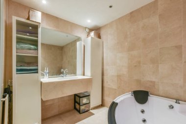 Beyaz seramik fayanslı, pencereye yakın duşlu banyo modern ev tasarımı.