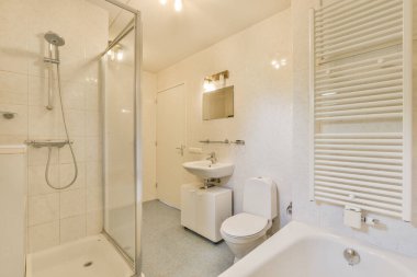 Açık banyo küveti ve duşu olan modern ev iç tasarımı. Tuvaletten bölme duvarıyla ayrılmış.