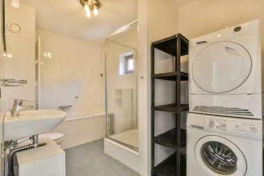 Açık banyo küveti ve duşu olan modern ev iç tasarımı. Tuvaletten bölme duvarıyla ayrılmış.