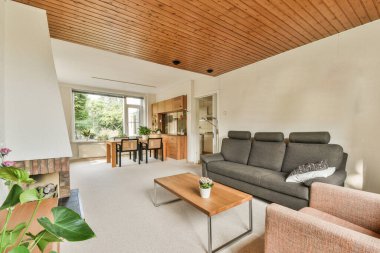 Soba ve fırını olan tezgahlar evdeki yemek odasının yanındaki modern mutfağa yerleştirildi.