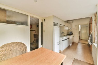 Soba ve fırını olan tezgahlar evdeki yemek odasının yanındaki modern mutfağa yerleştirildi.