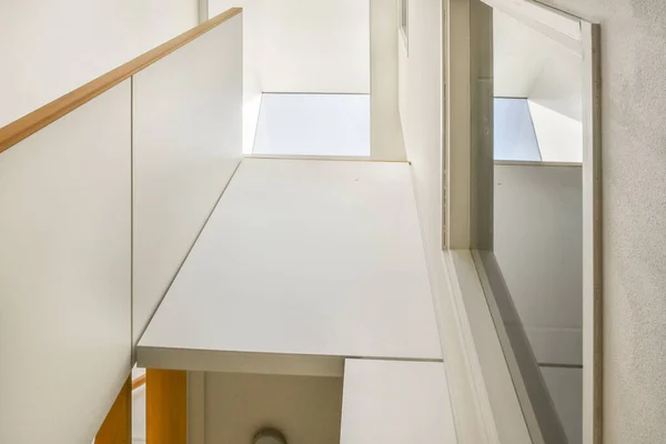 Weißer Flur Mit Holztreppe Die Den Zweiten Stock Einer Modernen — Stockfoto