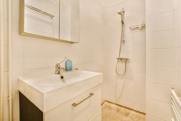 Sinks Mirrors Shower Box Glass Door Modern Bathroom White Tiled — Stok fotoğraf