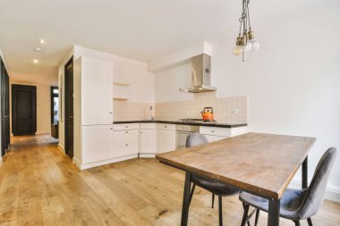 Gündüz vakti çağdaş apartmandaki aydınlık mutfak ve yemek odasının içi