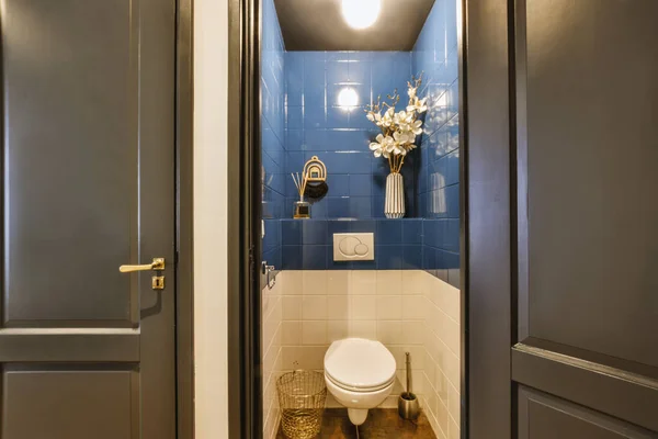 Interiér Úzké Toalety Stěnou Visely Bílými Stěnami Kostkovanou Podlahou — Stock fotografie