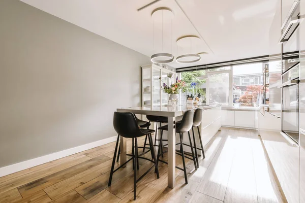 Design Interiores Estilo Minimalista Contemporâneo Apartamento Estúdio Leve Com Mesa — Fotografia de Stock