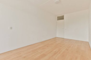 Evdeki boş ışık odasında, beyaz duvardaki plastik pencere ve radyatör.