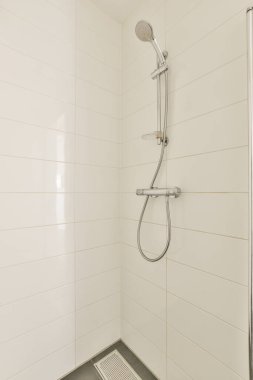 Açık banyo küveti ve duşu olan modern ev iç tasarımı. Tuvaletten bölme duvarıyla ayrılmış.