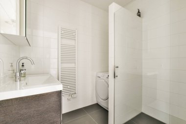 Açık banyo küveti ve duşu olan modern ev iç tasarımı. Tuvaletten bölme duvarıyla ayrılmış.