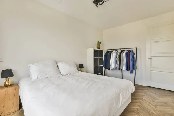 Tempat Tidur Yang Nyaman Dengan Baju Tidur Putih Dan Meja — Stok Foto