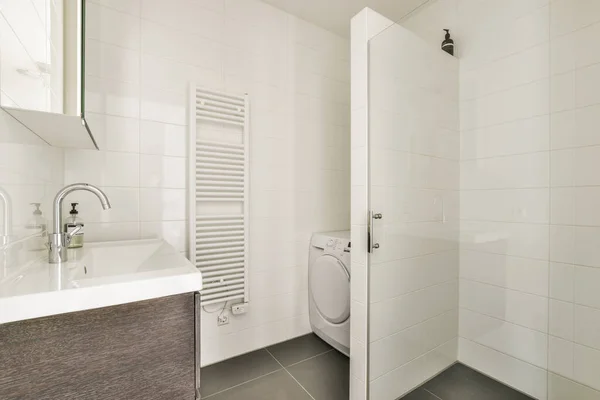 Moderno Design Interno Casa Bagno Bianco Con Vasca Bagno Aperta — Foto Stock