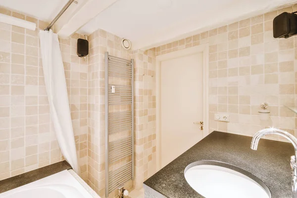 Mosogatók Tükrökkel Tiszta Káddal Közelében Található Zuhanyzó Doboz Üvegajtóval Modern — Stock Fotó