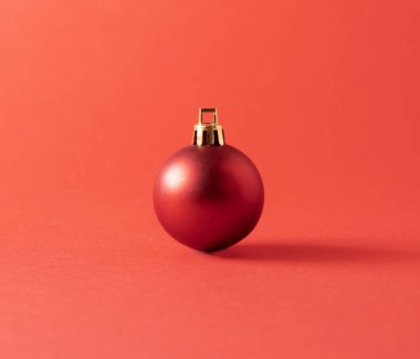 Kırmızı arka planda kırmızı noel topu