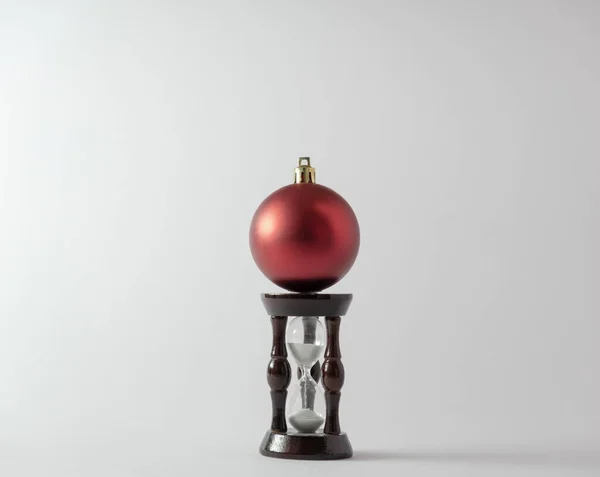 Kerstbal Zandloper Een Witte Achtergrond Nieuwjaarsconcept — Stockfoto