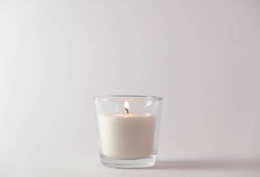 Beyaz arka planda bir Noel mumu. Yeni yıl kavramı. Boşluğu kopyala