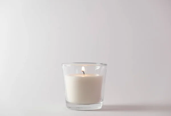 Beyaz arka planda bir Noel mumu. Yeni yıl kavramı. Boşluğu kopyala