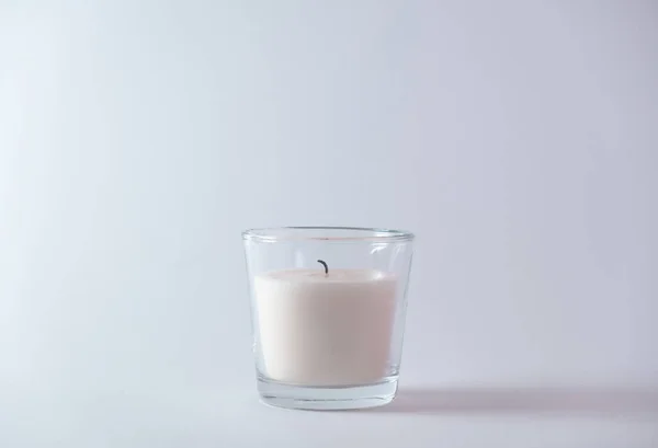 Beyaz arka planda sönmüş bir mum. Yeni yıl kavramı. Boşluğu kopyala