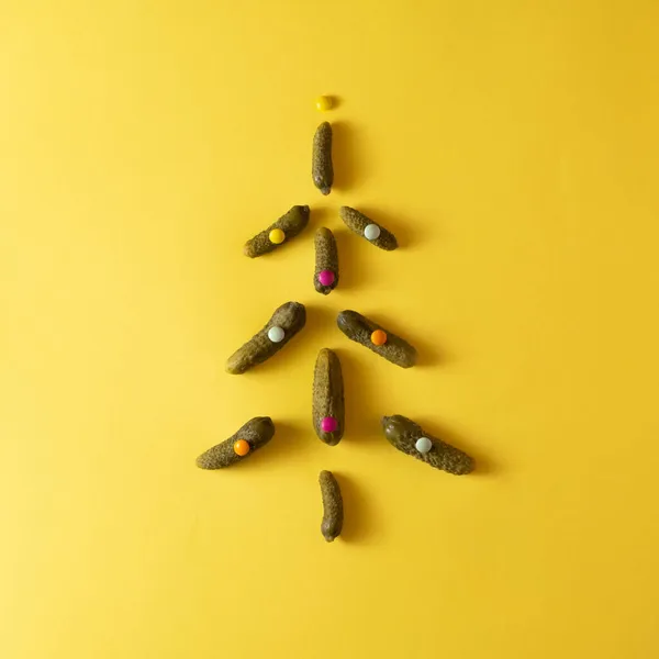 Salatalık ve adaylardan yapılmış Noel ağacı. En az yeni yıl konsepti. Kış doğası yassı.