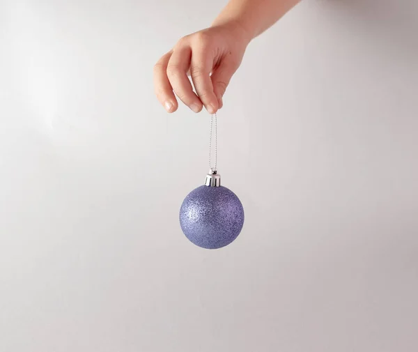 Hand Houden Kerstbal Decoratie Minimaal Nieuwjaar Concept Kunst — Stockfoto