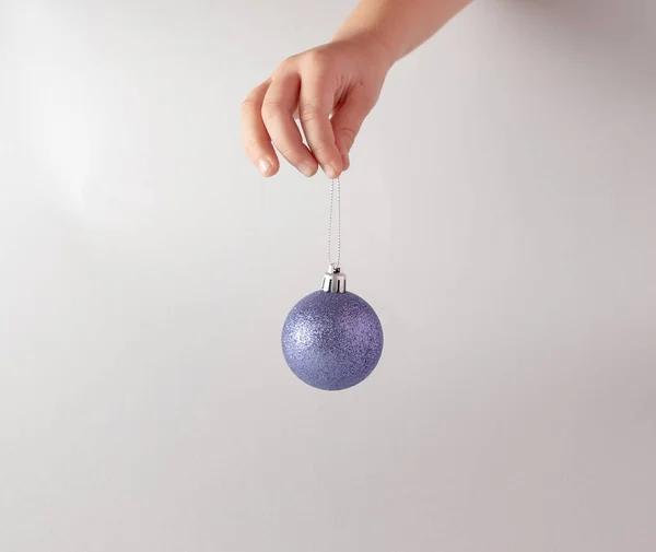 Mano Sosteniendo Decoración Navidad Bauble Mínimo Año Nuevo Concepto Arte —  Fotos de Stock