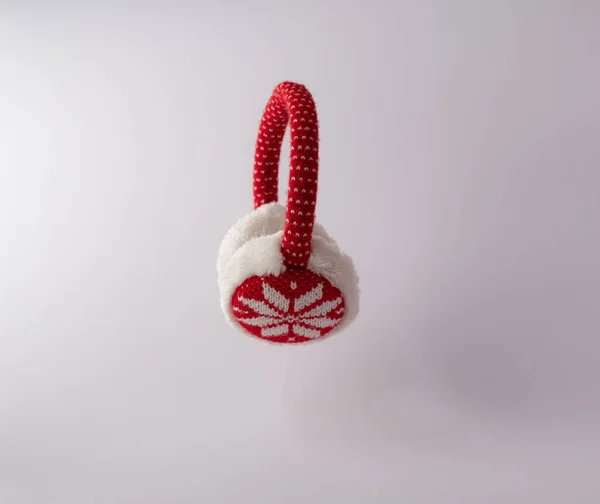 Beyaz kar taneli kırmızı kulak ısıtıcıları. Yeni yıl konsepti. Yapıştırıcıyı kopyala