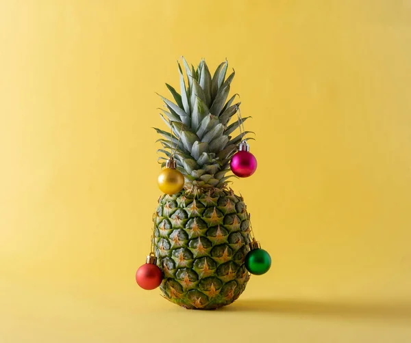 Ananas ve noel süslemesinden yapılmış Noel ağacı. Tatil kavramı.