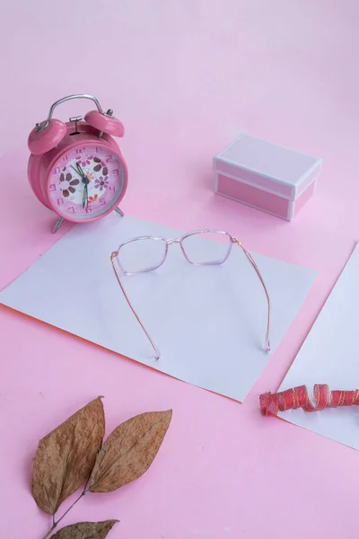 Moda Güzellik Anlayışı Kare Gözlüklerle Yatar Pembe Arka Planda Kadın — Stok fotoğraf