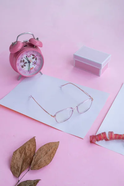 Moda Güzellik Anlayışı Kare Gözlüklerle Yatar Pembe Arka Planda Kadın — Stok fotoğraf