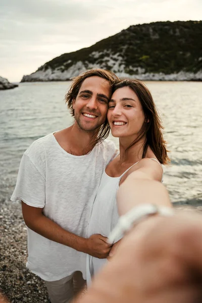 Blank paar nemen selfie op het strand terwijl op vakantie — Stockfoto