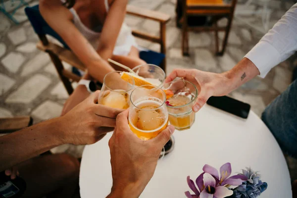 Amigos caucásicos tomando cócteles mientras están de vacaciones — Foto de Stock