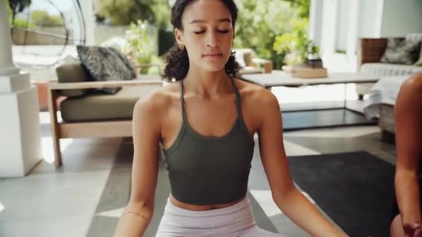 混合レース女性ティーン練習瞑想外ホーム感覚新鮮な — ストック動画