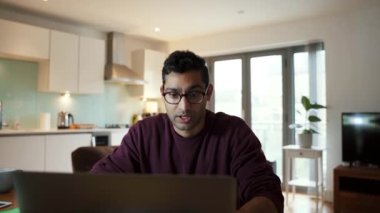 Karışık ırk işadamı, bilgisayarla evden video görüşmesi yapıyor.