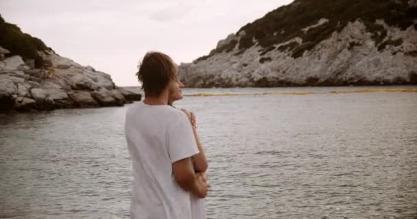 Glückliches kaukasisches Paar steht am Strand und umarmt sich — Stockvideo